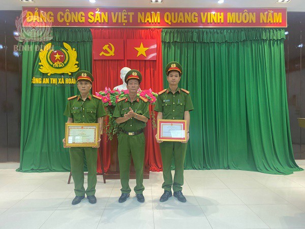 Đ/c Hiếu (đầu tiên bên trái) được trao Bằng khen Bộ Công an đầu tháng 11 vừa qua.
