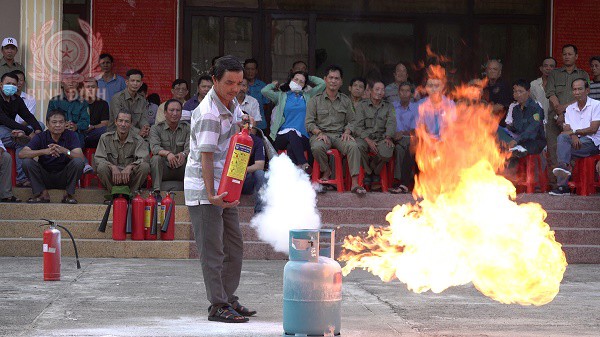 Thực tập sử dụng bình chữa cháy tại một lớp tập huấn