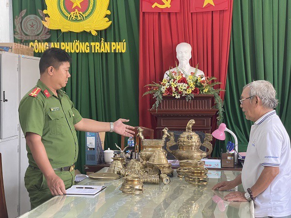 Trao trả tài sản.