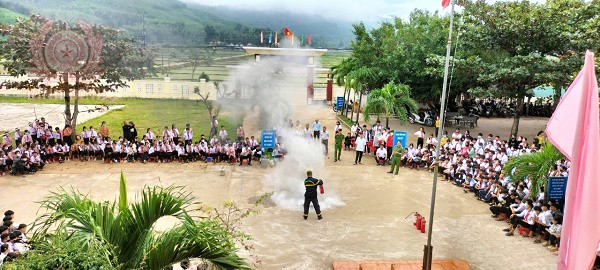 Công an huyện Hoài Ân tuyên truyền phòng cháy, chữa cháy.