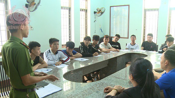 Công an phường Bùi Thị Xuân giáo dục pháp luật cho các thanh thiếu niên.