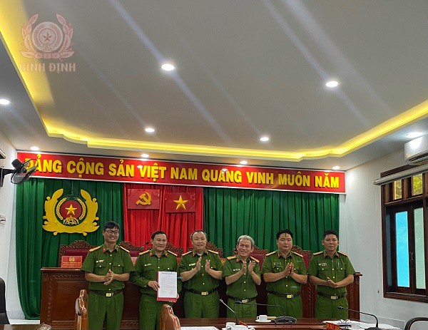 Lãnh đạo Công an tỉnh khen thưởng nóng cho Công an thành phố Quy Nhơn.