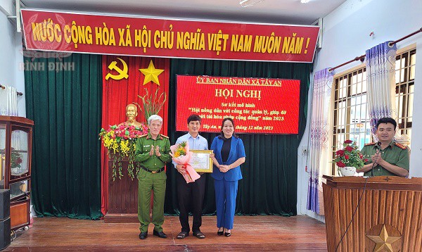Trao Bằng khen của Chủ tịch UBND tỉnh cho Hội Nông dân xã Tây An.