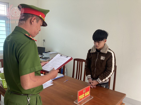 Anh: Công an thị xã Hoài Nhơn đọc lệnh bắt Thuận.