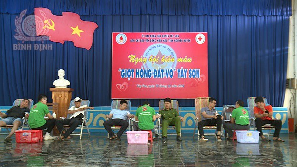 Công an huyện Tây Sơn: Tham gia hiến máu tình nguyện đợt 1 năm 2024.