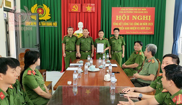Công an tỉnh khen thưởng nóng cho Công an phường Trần Quang Diệu và Công an phường Quang Trung, thành phố Quy Nhơn về thành tích đột xuất, xuất sắc trong tấn công, trấn áp tội phạm.