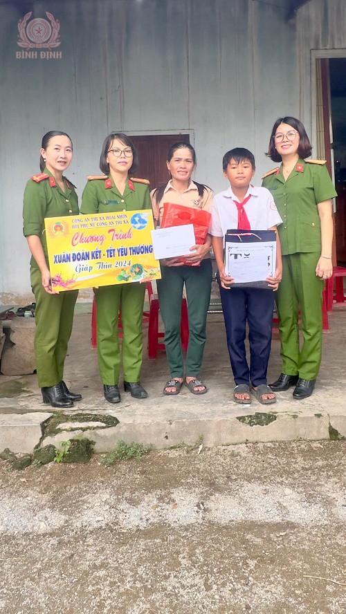 Hội Phụ nữ Công an thị xã Hoài Nhơn thăm, tặng quà các em được nhận đỡ đầu.