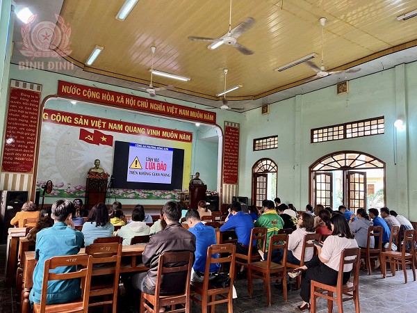 Hoài Nhơn: Công an phường Bồng Sơn phối hợp tổ chức tuyên truyền pháp luật.
