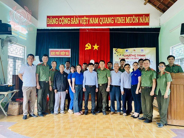 Phòng An ninh chính trị nội bộ tổ chức Chương trình “Xuân yêu thương” năm 2024 tại đơn vị kết nghĩa khu phố Hiệp Hà, thị trấn Vân Canh, huyện Vân Canh.