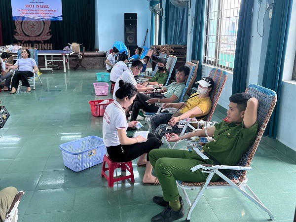 Đoàn Thanh niên Công an huyện Tuy Phước tham gia hiến máu tình nguyện.