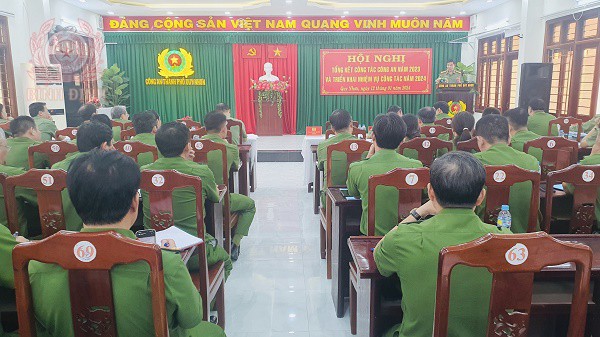 Đồng chí Đại tá Võ Đức Nguyện, Giám đốc công an tỉnh phát biểu chỉ đạo Hội nghị.