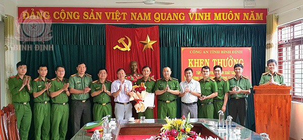 Đại tá Huỳnh Bảo Nguyên, Phó Giám đốc Công an tỉnh đã trao Giấy khen cho Công an xã Tây Giang