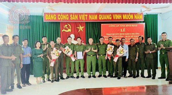 Đại tá Huỳnh Bảo Nguyên, Phó Giám đốc CA tỉnh trao thưởng nóng cho CA xã Phước Hưng.