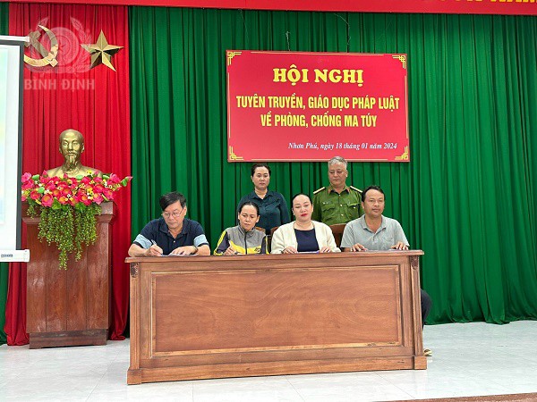 Công an phường Nhơn Phú tuyên truyền phòng chống ma túy.