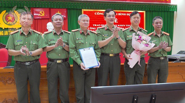 Đ/c Ngô Cự Vinh, Phó Giám đốc trao Quyết định khen thưởng cho tập thể phòng An ninh nội địa