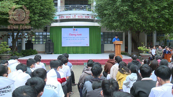 Tuyên truyền pháp luật cho học sinh Trường THPT Nguyễn Huệ, huyện Tây Sơn.