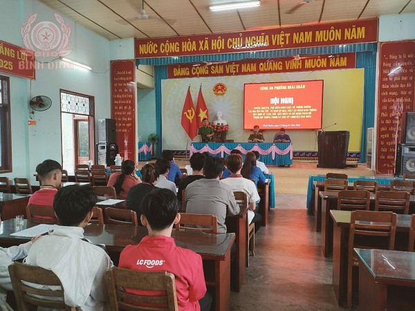 Công an phường Hoài Xuân, thị xã Hoài Nhơn tuyên truyền phổ biến, giáo dục pháp luật.