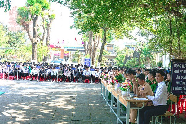 Ra mắt mô hình “Cổng trường an toàn giao thông” và “Trường học không tệ nạn xã hội” tại Trường THPT Vân Canh, huyện Vân Canh.