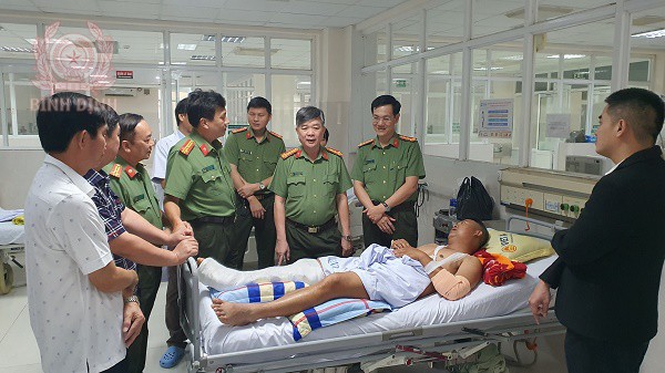 Lãnh đạo Công an tỉnh thăm cán bộ, chiến sỹ bị thương khi làm nhiệm vụ.