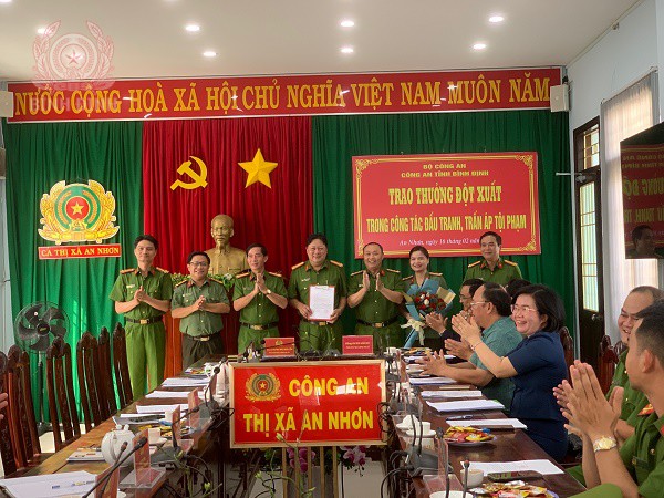 Đại tá Huỳnh Bảo Nguyên, Phó Giám đốc Công an tỉnh thưởng nóng cho Công an thị xã.