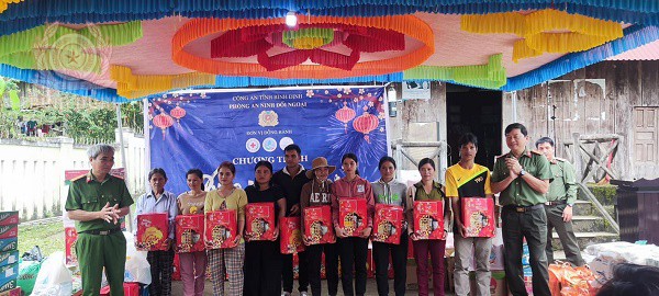 Phòng An ninh đối ngoại tổ chức chương trình Xuân yêu thương tại làng O3, xã Vĩnh Kim, huyện Vĩnh Thạnh..