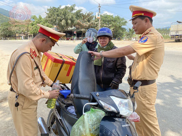 Phòng Cảnh sát giao thông hỗ trợ người dân về quê đón Tết.