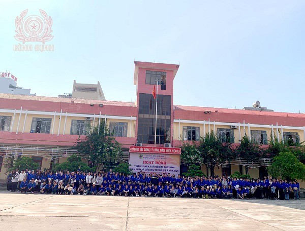 Hơn 400 sinh  viên trường Đại học Quy Nhơn tham gia trải nghiệm.