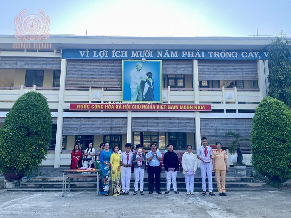 2 tang qua cho cac em tra loi dung cau hoi