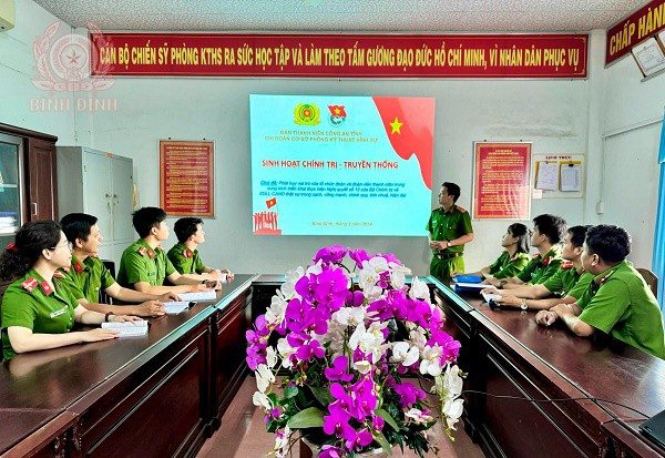 Đ/c  Nguyễn Thành Trung (đứng) trong buổi sinh hoạt chính trị của đơn vị.