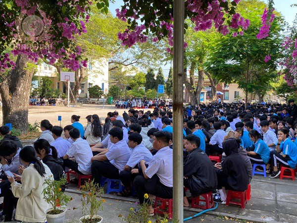 Đoàn Thanh niên Công an thị xã An Nhơn tuyên truyền, phổ biến pháp luật tại Trường THPT Nguyễn Đình Chiểu.