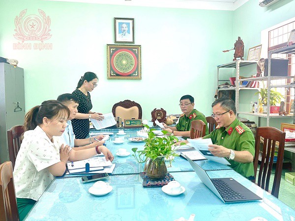 Phối hợp triển khai phát triển thanh toán không dùng tiền mặt trong công tác chi trả lương hưu, trợ cấp bảo hiểm xã hội trên địa bàn tỉnh Bình Định.