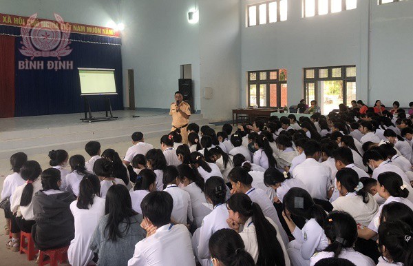 Công an huyện Vân Canh tổ chức tuyên truyền pháp luật về an toàn giao thông cho học sinh trường Phổ thông dân tộc nội trú, THCS và THPT Vân Canh.