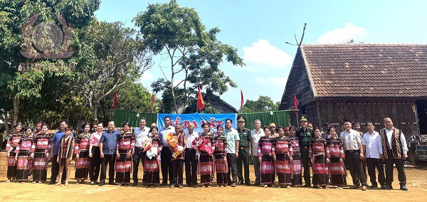 Phòng An ninh nội địa Công an tỉnh dự lễ ra mắt Câu lạc bộ Đội văn nghệ truyền thống của làng K8, xã Vĩnh Sơn, huyện Vĩnh Thạnh.