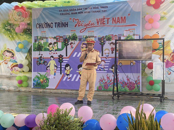 Đoàn Thanh niên Công an thị xã Hoài Nhơn phối hợp tổ chức chương trình “Tôi yêu Việt Nam”.