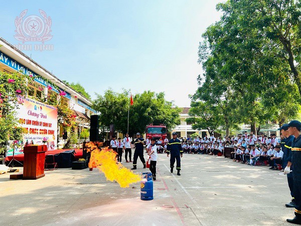 Huấn luyện kỹ năng phòng cháy, chữa cháy cho học sinh vùng cao.