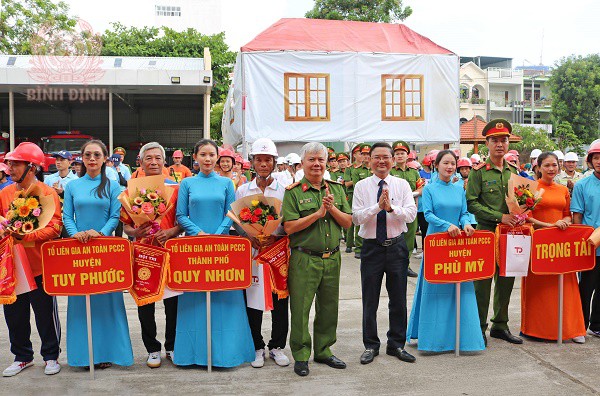 Đ/c Nguyễn Tự Công Hoàng và đ/c Đại tá Lê Hồng Thái tặng hoa cho các đội thi.