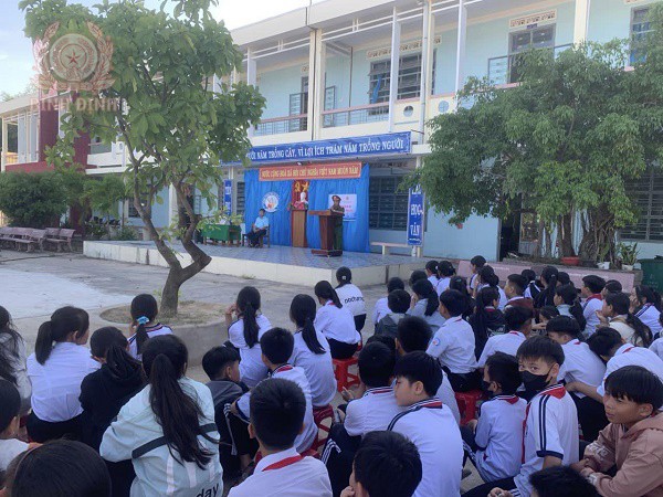 Công an xã Nhơn Tân, thị xã An Nhơn tổ chức buổi tuyên truyền pháp luật trong trường học.