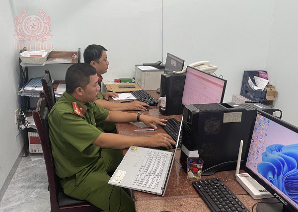 Cán bộ CAP Hải Cảng sử dụng phần mềm ASM để quản lý lưu trú tại Bệnh viện Mắt Bình Định.