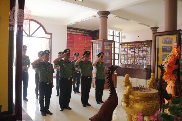 Phòng ANKT Công an tỉnh Bình Định dâng hương, dâng hoa tại nhà truyền thống Công an tỉnh.