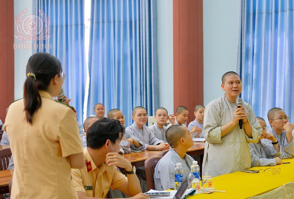 tra loi cau hoi do bao cao vien dua ra