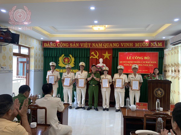 Công an huyện Tuy Phước tổ chức Lễ thăng cấp bậc hàm, nâng bậc lương năm 2024.