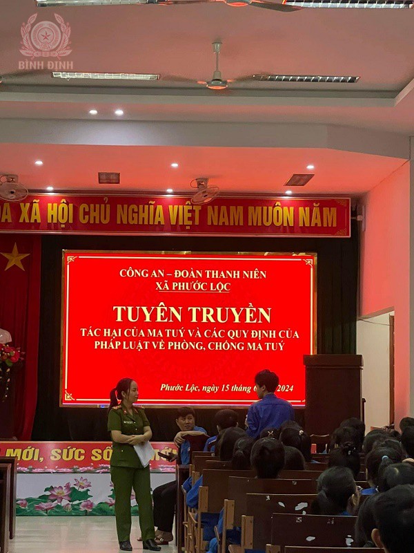 Công an xã Phước Lộc, huyện Tuy Phước tuyên truyền pháp luật về ma tuý.