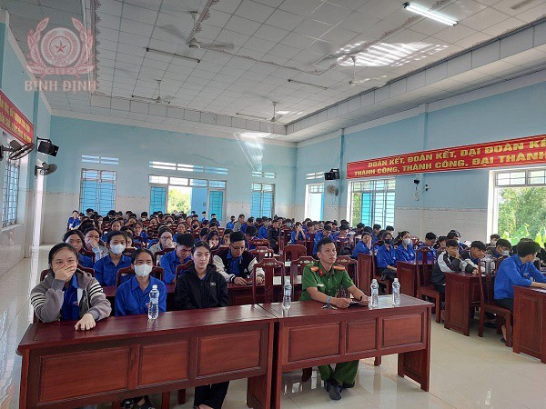 Công an phường Nhơn Thành, thị xã An Nhơn đẩy mạnh công tác tuyên truyền phòng, chống ma túy và phòng, chống cháy, nổ trong đoàn viên, thanh niên.