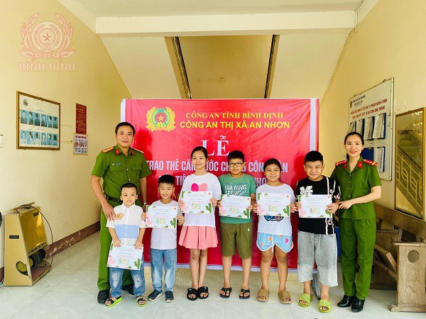 Công an thị xã An Nhơn tổ chức Lễ trao thẻ Căn cước và chúc mừng những công dân đầu tiên của thị xã An Nhơn.