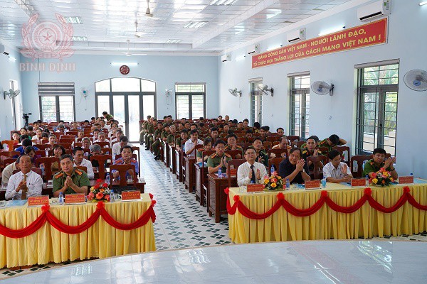 Phó Chủ tịch UBND tỉnh dự Lễ ra mắt Lực lượng tham gia bảo vệ an ninh, trật tự ở cơ sở tại xã Mỹ Chánh, huyện Phù Mỹ.