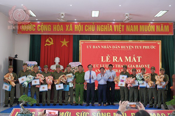 cac dong chi lanh dao tang hoa va qua dong vien luc luong bao ve antt o co so