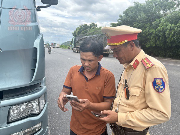 csgt kiem tra gplx tren ung dung vneid