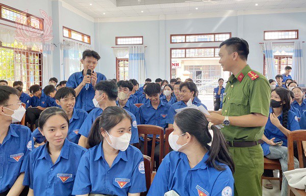 Công an huyện Phù Mỹ tuyên truyền pháp luật về ma túy, phòng cháy chữa cháy cho đoàn viên, thanh niên.