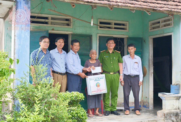 1 tham tang qua gia dinh chinh sach tren dia ban xa phuoc nghia