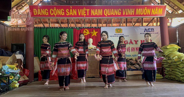 Sôi nổi Ngày hội “Toàn dân bảo vệ an ninh Tổ quốc” năm 2024 tại Làng 3, xã Vĩnh Thuận, huyện Vĩnh Thạnh.